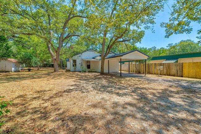 Building Photo - 104 N Pecan St