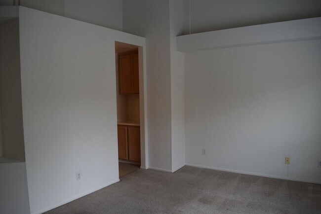 Building Photo - 2 Bed/ 2.5 Bath- Dual Master Townhome in U...