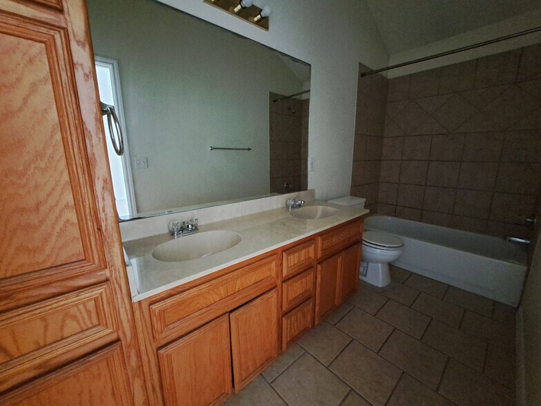 Building Photo - 4100 Cambridge Dr