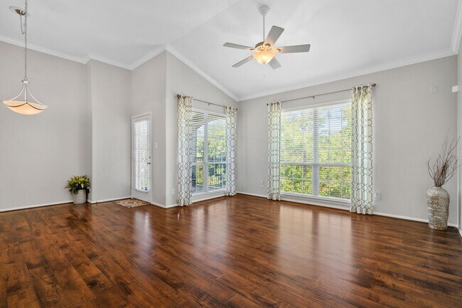 Building Photo - 6607 Lake Woodlands Dr