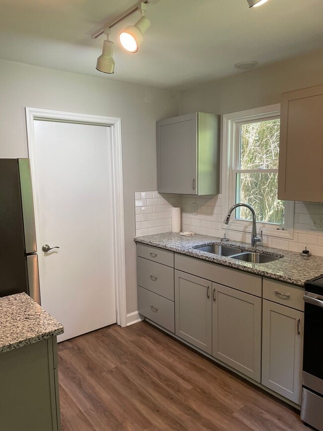 Building Photo - 272 Hedgecock Ave