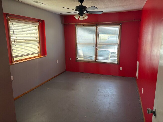 Building Photo - Cozy 4BR One Level Home with Extra Storage and Covered Deck in Knoxville