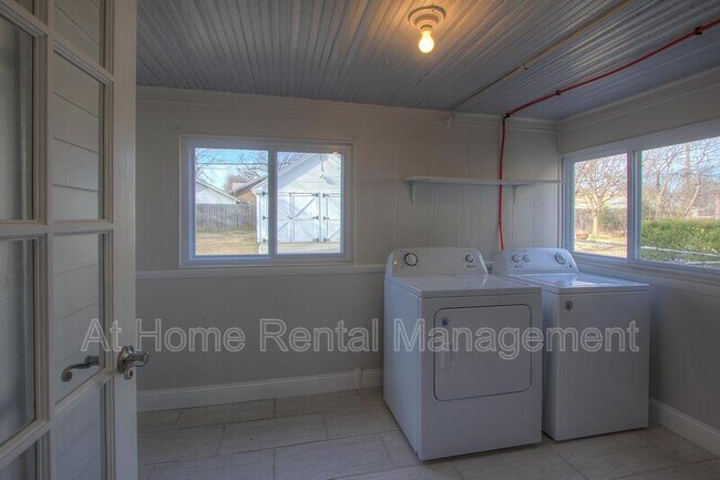 Building Photo - 1316 S Knoxville Ave