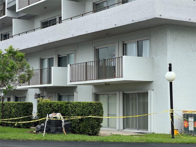 Building Photo - 8000 SW 81st Dr