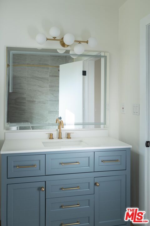 Building Photo - 860 S Kingsley Dr