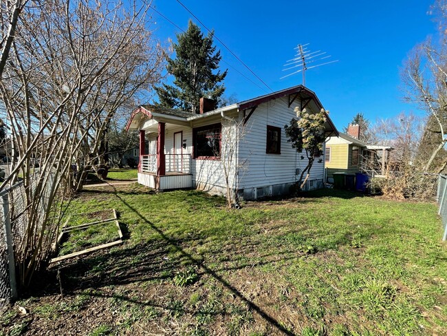 Building Photo - Cute Bungalow in Piedmont with Huge Yard, ...