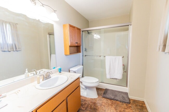 Building Photo - 6 Bedroom 3.5 Bathroom Tri-Level Home In Tempe close to ASU