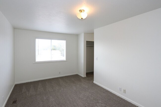 Building Photo - 7831cd - Bickmore, D.