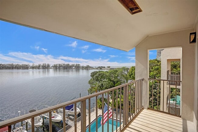 Building Photo - 2201 Brickell Ave