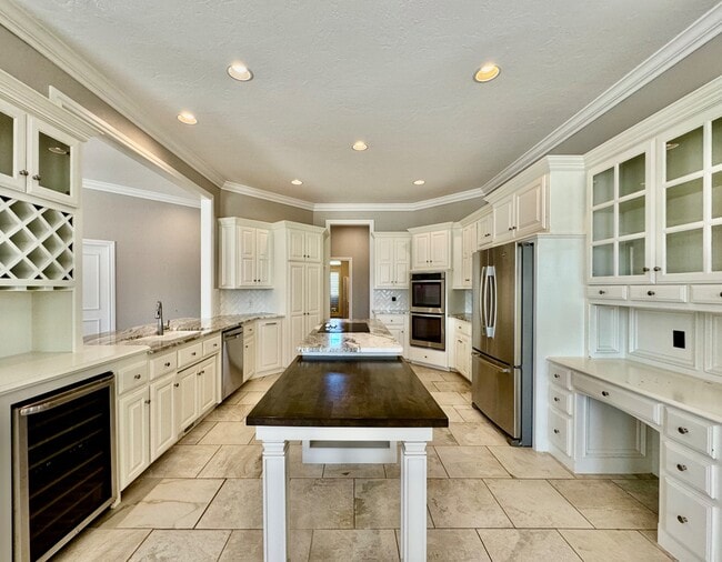 Building Photo - 2600 Sweetbriar Ct