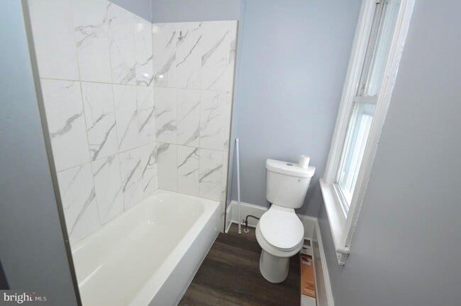 Building Photo - 201 York St