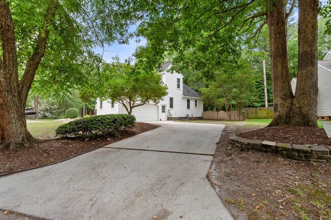 Building Photo - 5BR/3BA with Fresh Paint and New Carpet in...