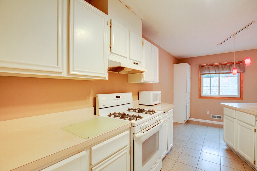 Building Photo - 12115 Drake St NW