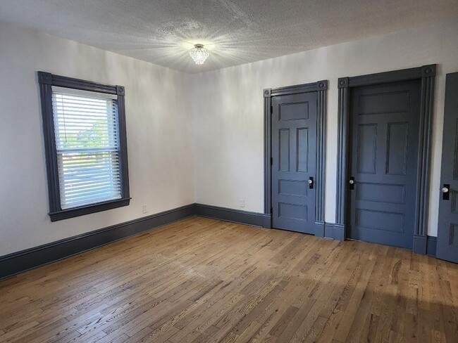 Building Photo - 105 E Main St