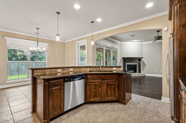 Building Photo - Beautiful 3 bedrooms 2 bathrooms In South ...