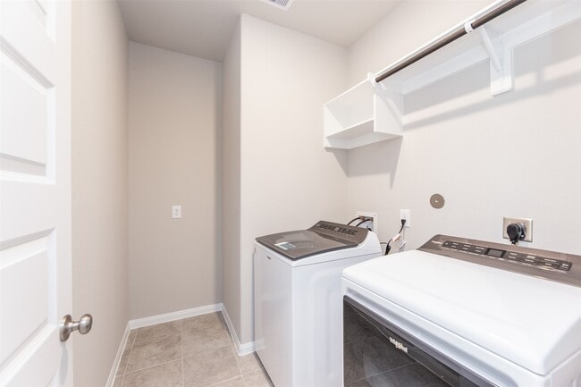 Building Photo - 2031 Stella Pne Dr