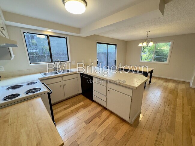 Building Photo - 702 SW 6th Ct