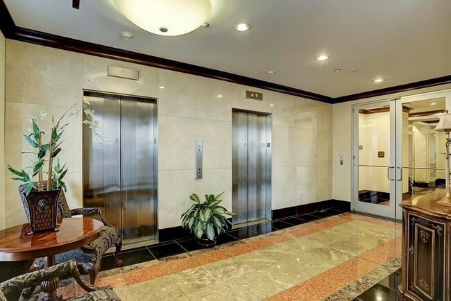 Building Photo - 914 N Main St