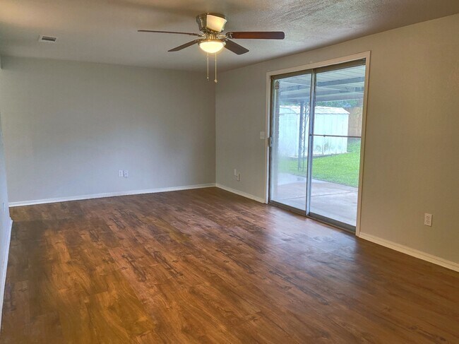 Building Photo - Wood Floors, Covered Patio, PUTNAM CITY SC...