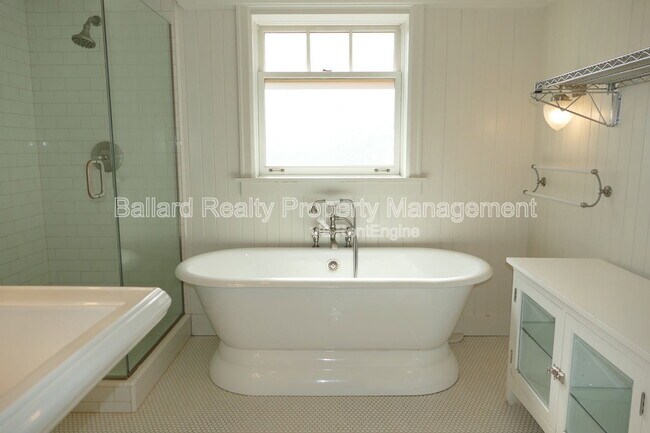 Building Photo - 3246 Conkling Pl W