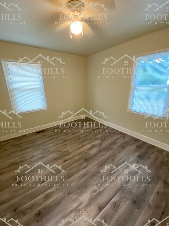Building Photo - Quaint 2 bedroom, 1 bathroom single-family...