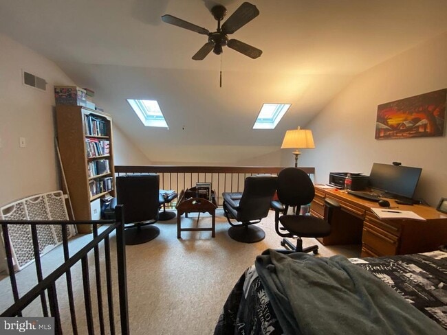 Building Photo - 240 Valley Stream Ln