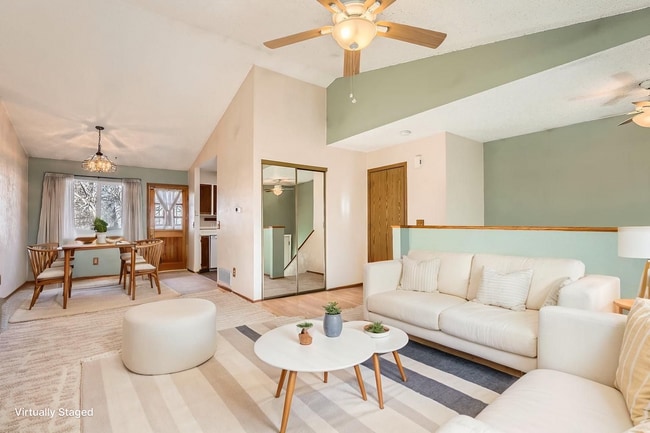 Building Photo - Spacious 2-Bed Townhome with Private Yard & 2-Car Garage in Aurora