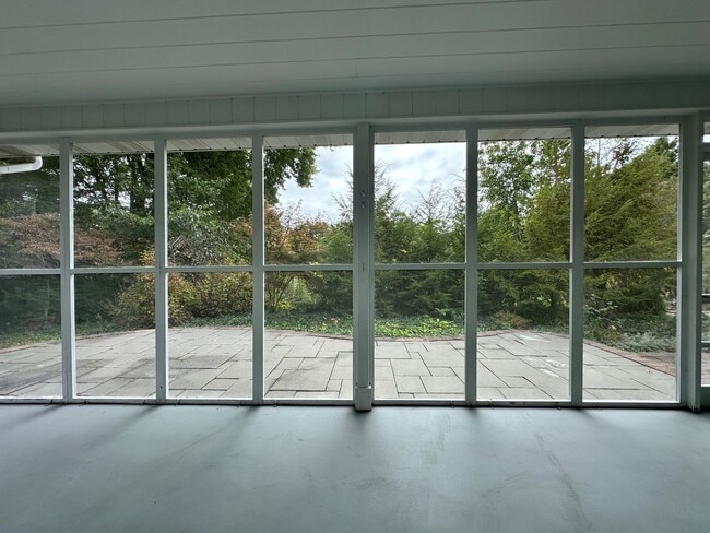 Building Photo - Four Bedroom Two and a Half Bath home avai...