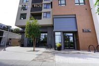 Building Photo - Luxury Condo in Excellent Central Location!