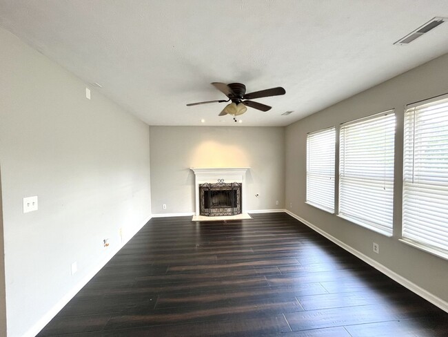 Building Photo - 4/2.5 Beautiful Nashville Craftsman in Nas...