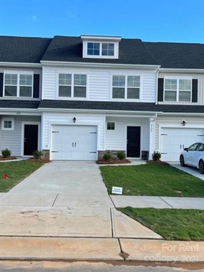 Building Photo - 3 Bedroom Townhome with 1 Car Garage!