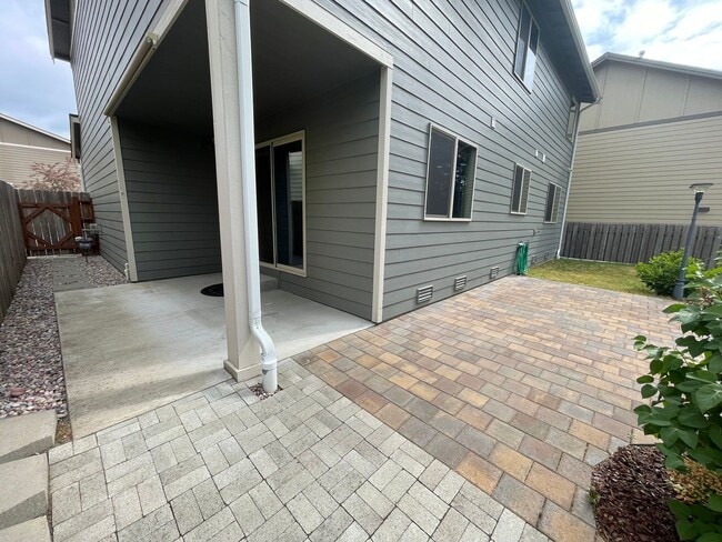 Building Photo - Beautiful 4 Bedroom in a small and exclusive neighborhood