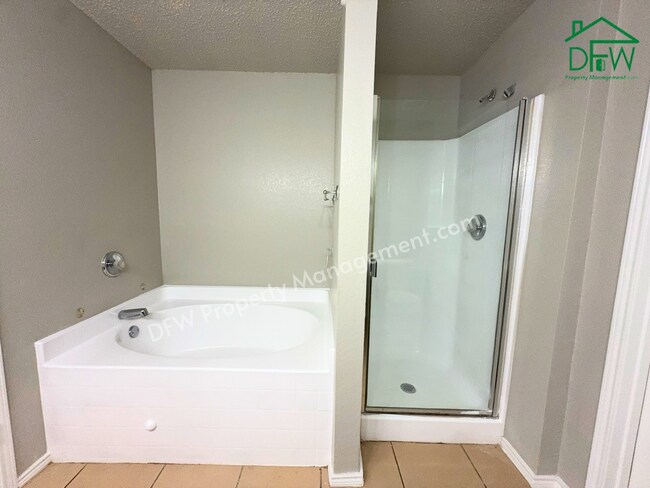 Building Photo - Spacious 4-Bedroom Home with Fireplace & Large Backyard in SW Fort Worth