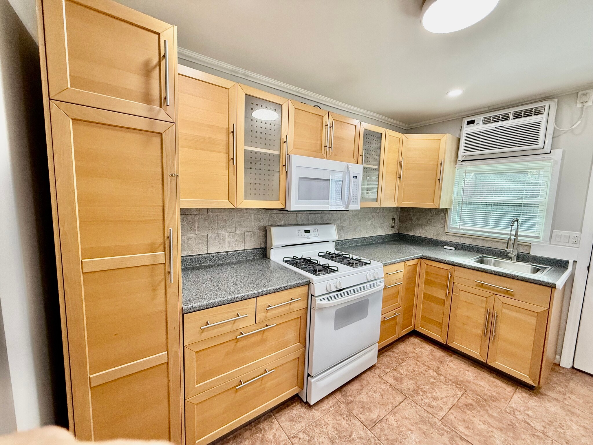 Building Photo - 2322 S Hutchinson St