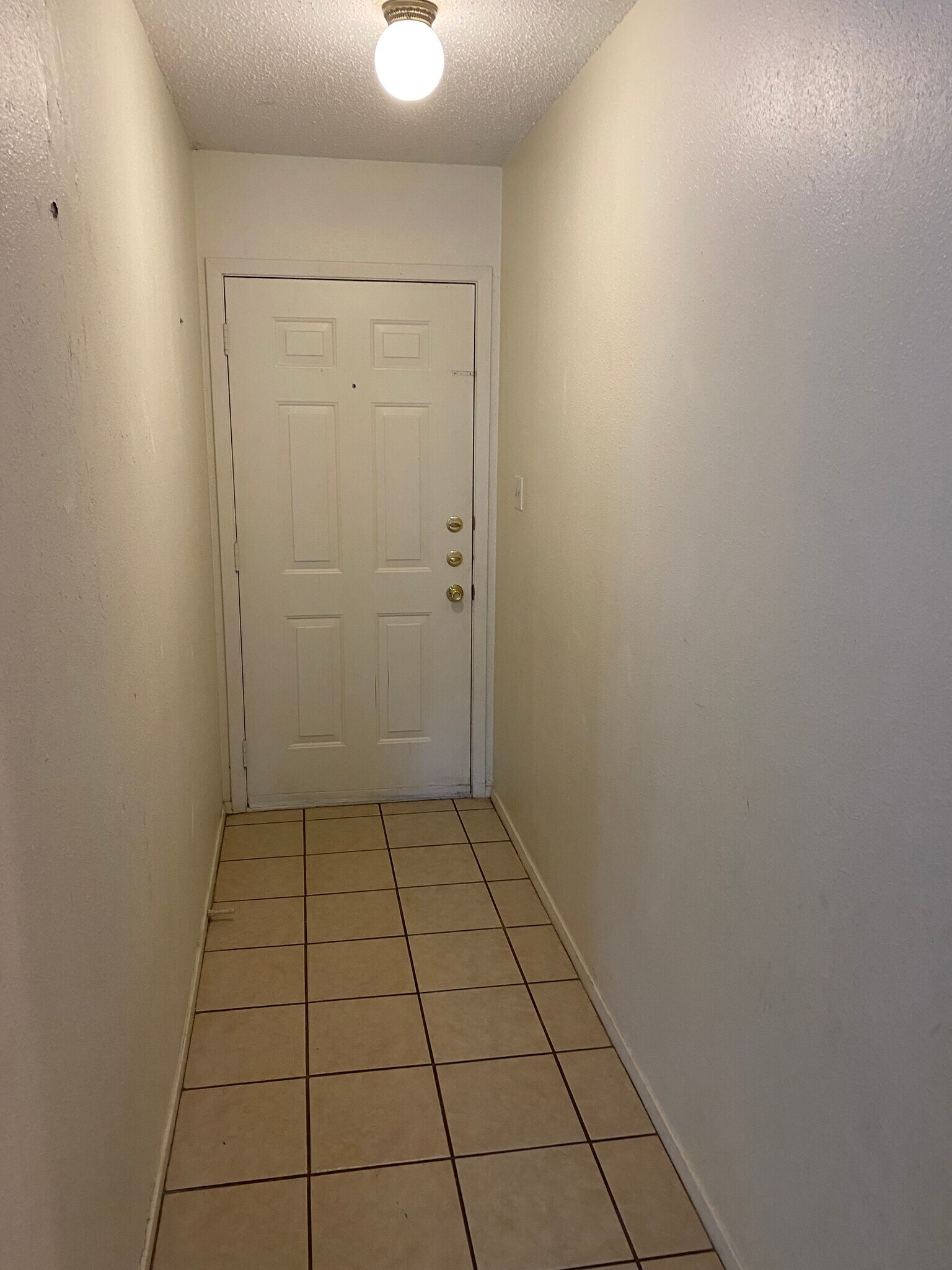 Front entrance hall - 2027 Castle Gate Cir