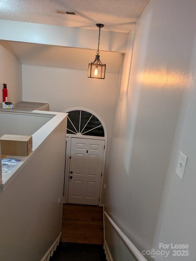 Building Photo - 1560 Hunt Club Ct