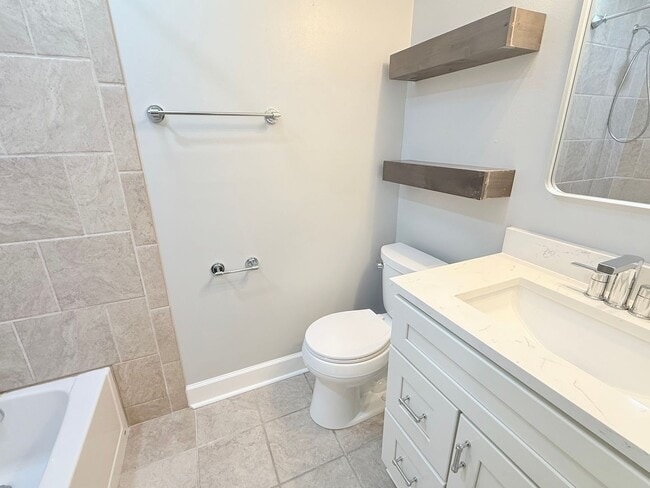 Building Photo - Beautiful 4 Bedroom Pool Home - Scenic Hei...