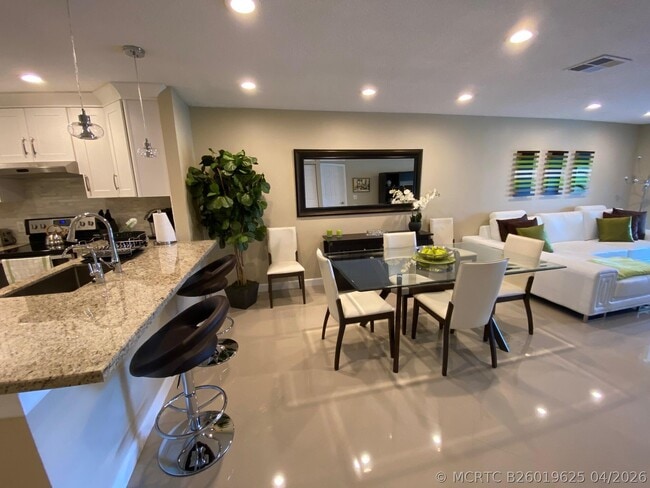 Building Photo - 9285 Vista Del Lago
