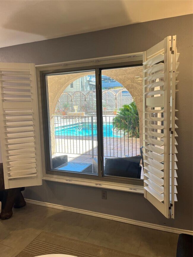 Building Photo - 505 W 7th St