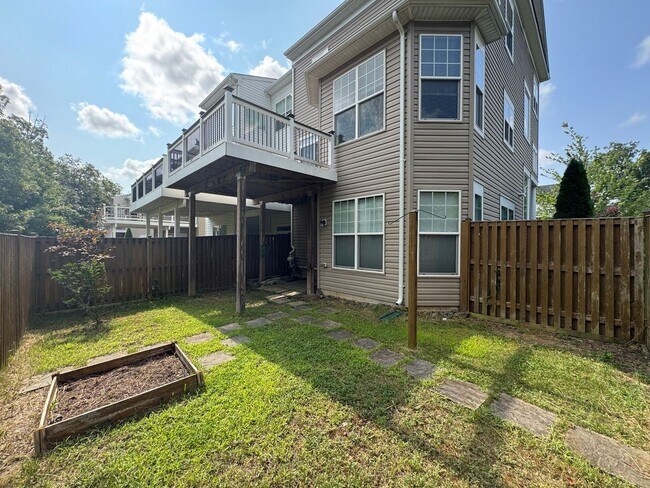 Building Photo - Luxurious 3 Bed 2.5 Bath End-Unit Townhome...