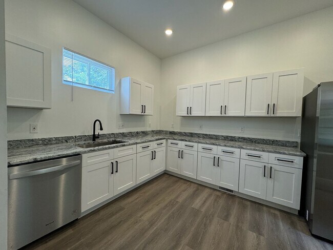 Building Photo - 7 Bed/3 Bath Mins. from UC Campus $750/pp ...