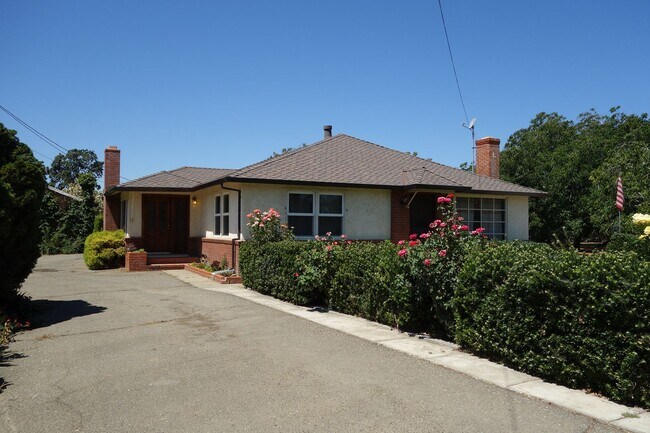 Building Photo - ? Charming Country Home Available November! ?