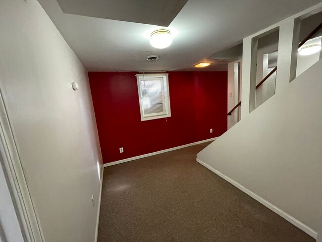 Building Photo - 4 bedroom Home Near Campus! Preleasing for...