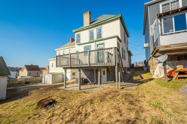 Building Photo - Stunning 3 bedroom home in Carrick available August 1!