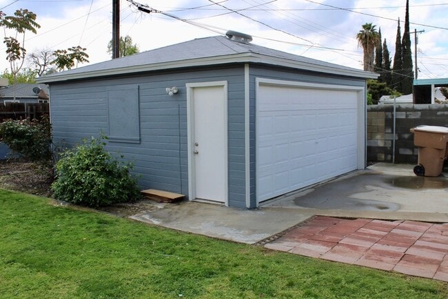 Building Photo - Cute 3Bedroom 1Bath Home Located Off Stockdale Hwy Centrally Located. Large Gated Yard. Gardner I...