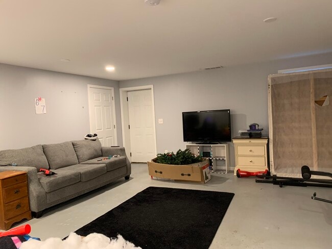 Building Photo - 401 Spring St