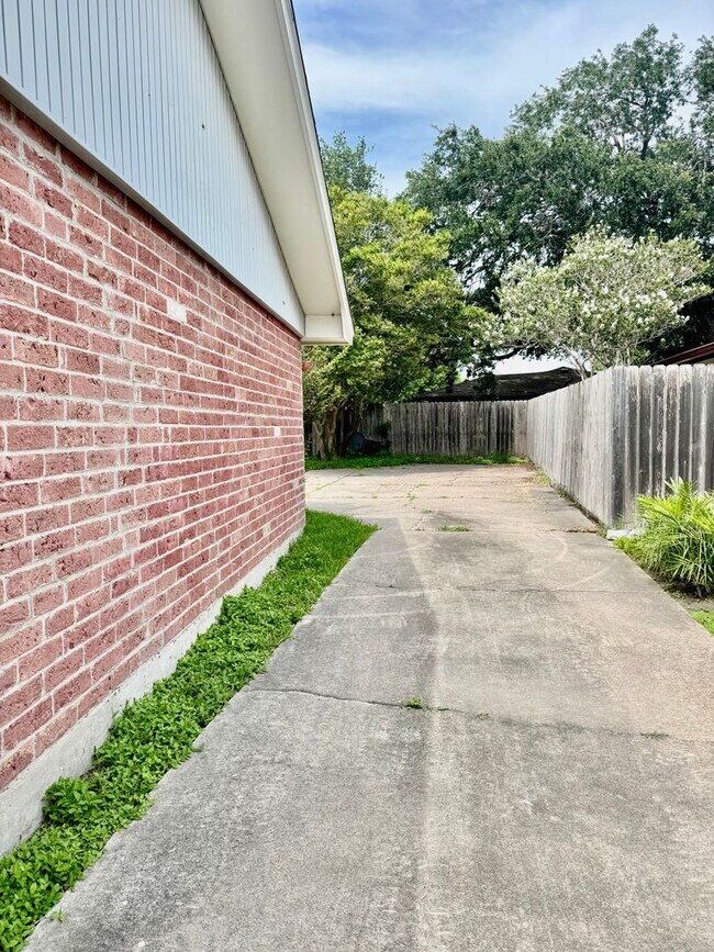 Building Photo - 5122 Moultrie Dr