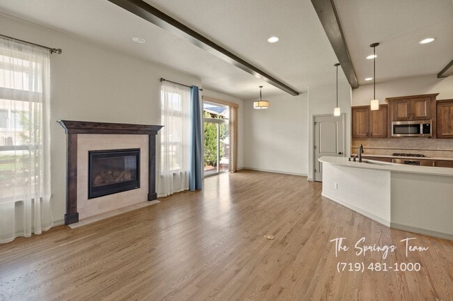 Building Photo - BEAUTIFUL 4BD + OFFICE MAIN-LEVEL LIVING H...