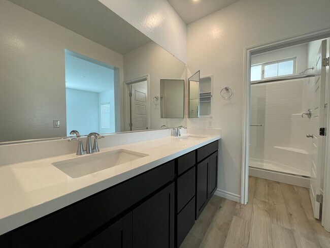 Building Photo - GATED 2 BED 2.5 BATH 2 CAR GARAGE 2 FLOOR TOWNHOUSE IN HENDERSON