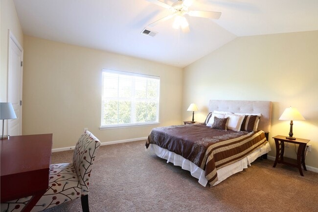 Building Photo - 3 Bedroom Townhouse at the Woodlands - END UNIT * only $500 deposit - End Unit- 1 month free when...